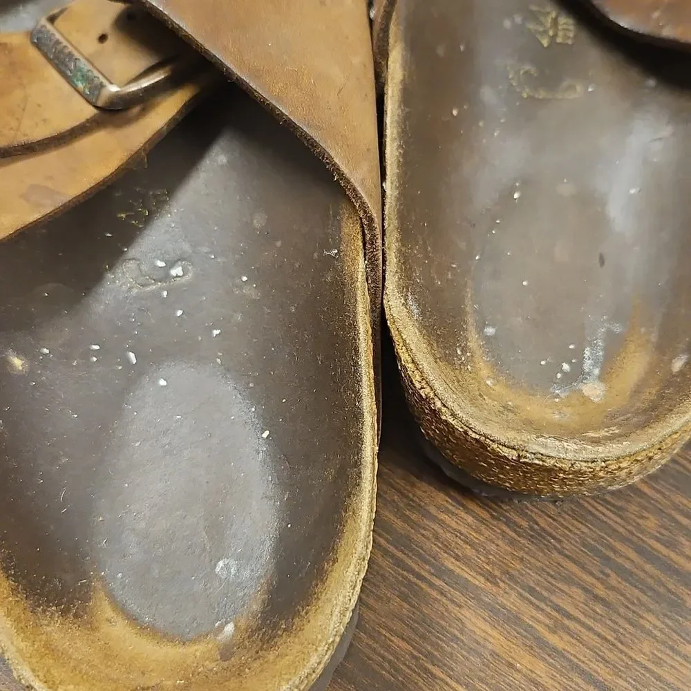 Birkenstock Arizona two-strap sandals in brown genuine leather. EU size 44